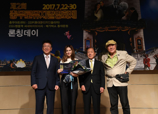 김승업 조직위원장(왼쪽부터), 배우 아이비, 김동호 조직위원장, 이장호 조직위원장이 지난 20일 서울 충무로 충무아트센터 예그린스페이스에서 개최한 '충무로뮤지컬영화제' 기자회견장에서 포즈를 취하고 있다. <충무로뮤지컬영화제 사무국 제공>